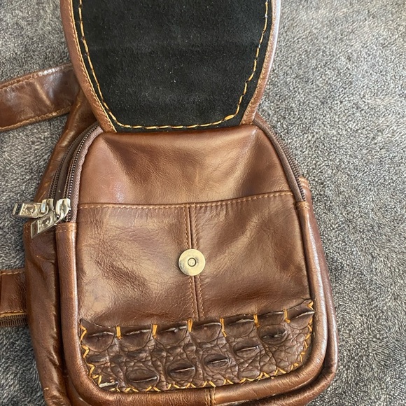 Vtg Leather cross body with alligator accent - Picture 5 of 10